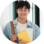 学習資料を手に大学の校舎内で微笑む若い日本人男子学生